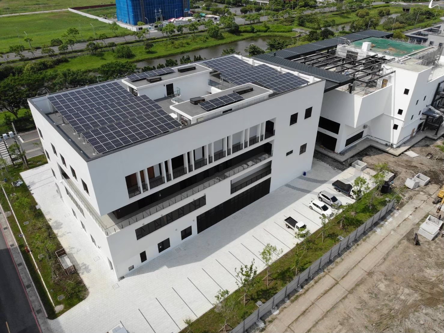 建築屋頂太陽能發電系統空拍